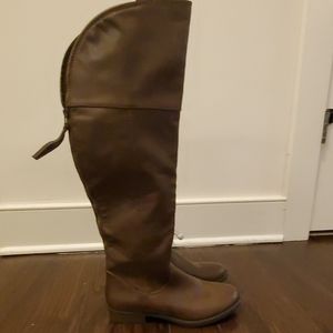 NEVER WORN BOOTS *NEGOTIABLE